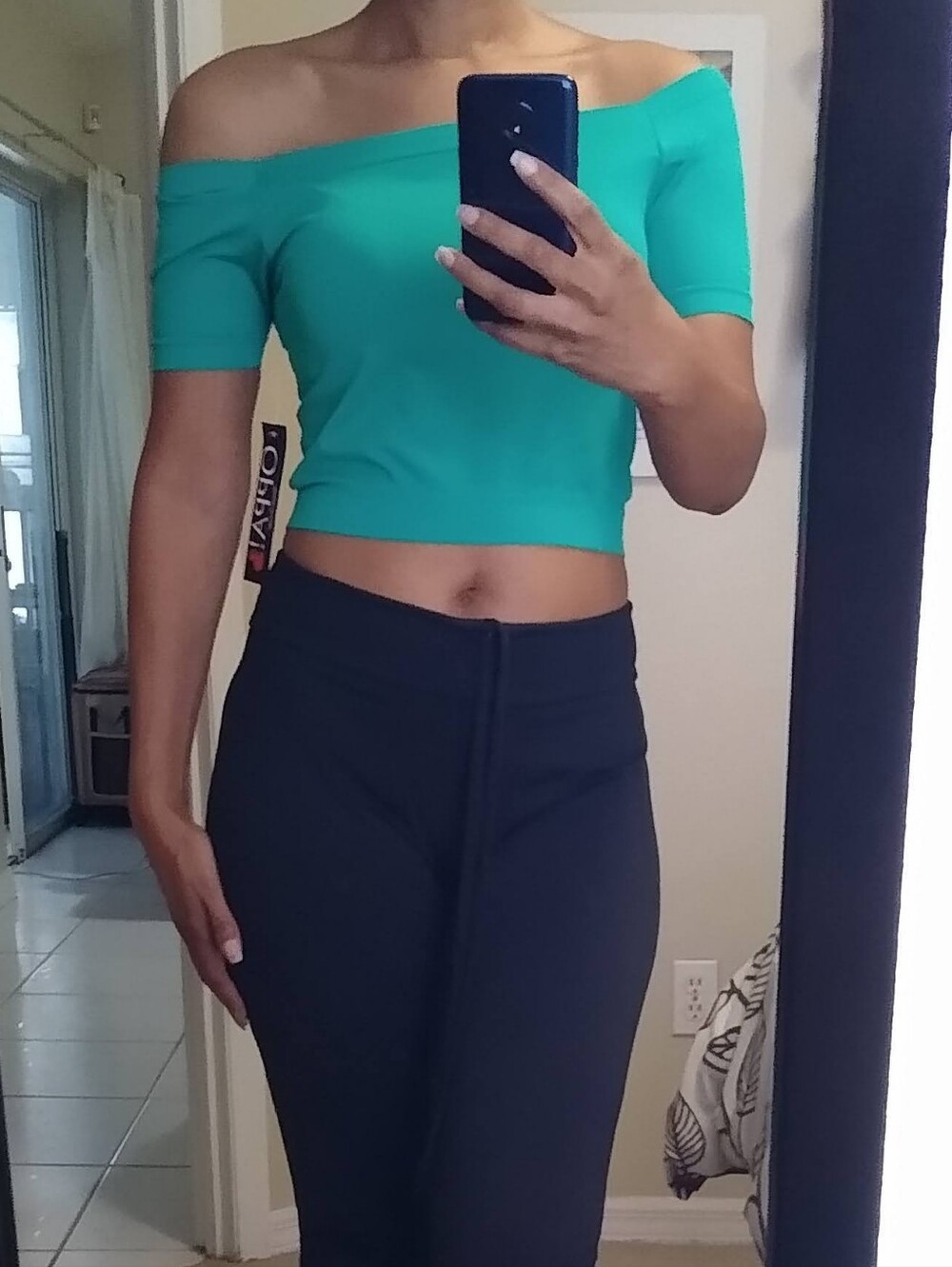 Off-Shoulder Crop Top - Picture 3 of 6